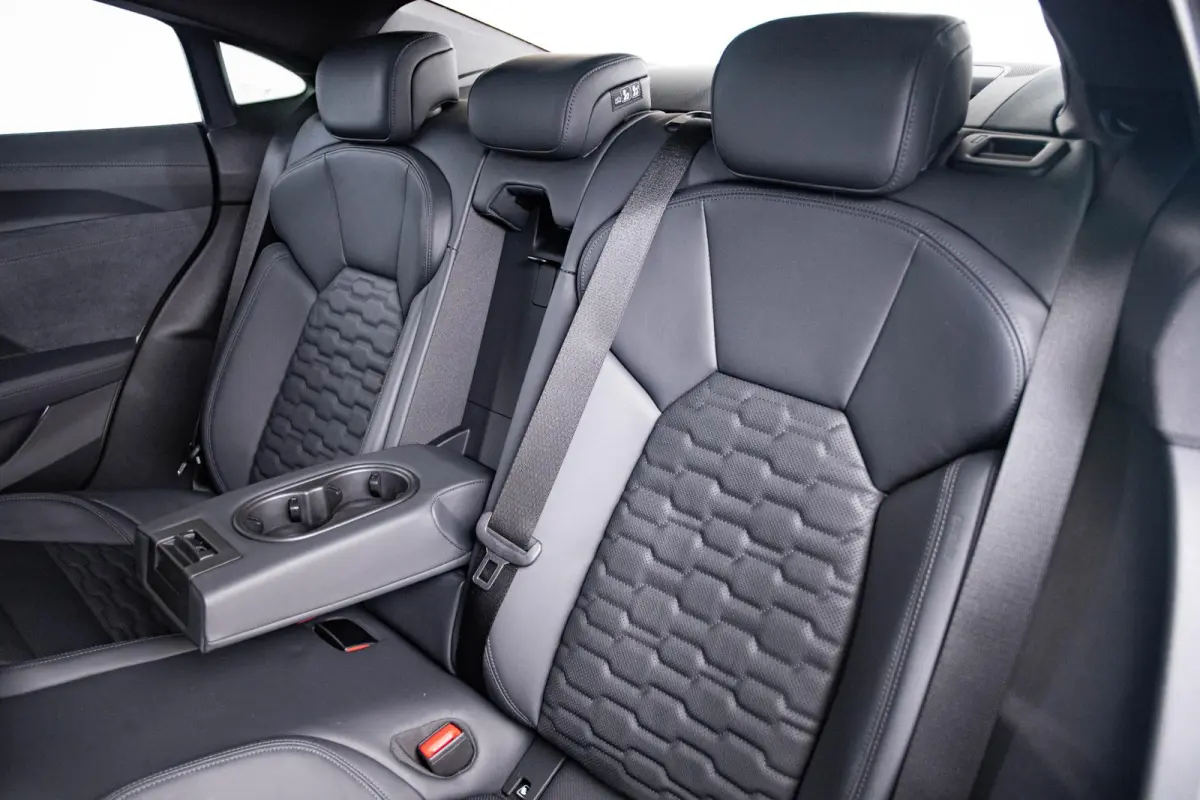 Quattro 93 kWh Sportstoelen pro - B&O - Head up - Assistentiepakket Tour - Dynamic pakket - Adaptive air suspension - quattro met gereguleerde achteras sperdifferentieel - Privacy glas -