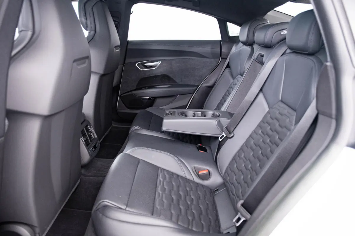 Quattro 93 kWh Sportstoelen pro - B&O - Head up - Assistentiepakket Tour - Dynamic pakket - Adaptive air suspension - quattro met gereguleerde achteras sperdifferentieel - Privacy glas -