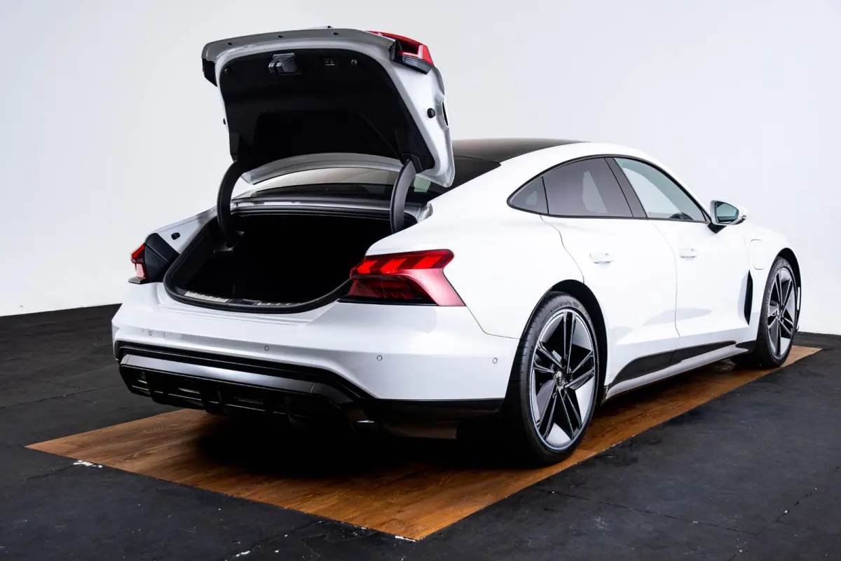 Quattro 93 kWh Sportstoelen pro - B&O - Head up - Assistentiepakket Tour - Dynamic pakket - Adaptive air suspension - quattro met gereguleerde achteras sperdifferentieel - Privacy glas -