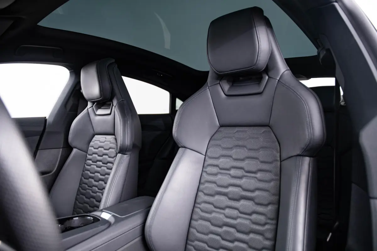 Quattro 93 kWh Sportstoelen pro - B&O - Head up - Assistentiepakket Tour - Dynamic pakket - Adaptive air suspension - quattro met gereguleerde achteras sperdifferentieel - Privacy glas -