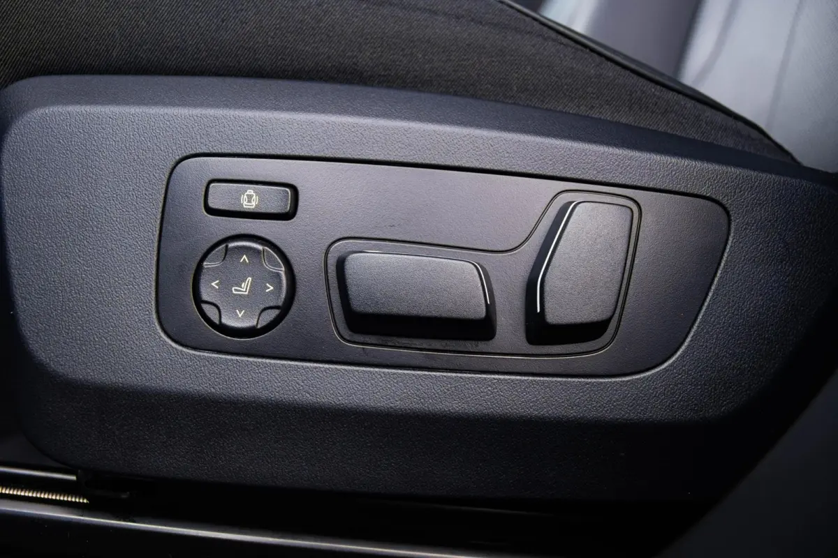 30e xDrive M Sport - Trekhaak - Panoramadak - Premium Pack - Professional Pack - Sportstoelen - Parking/Driving Assistant Plus - Harman Kardon - Comfort Access - getinte Ruiten