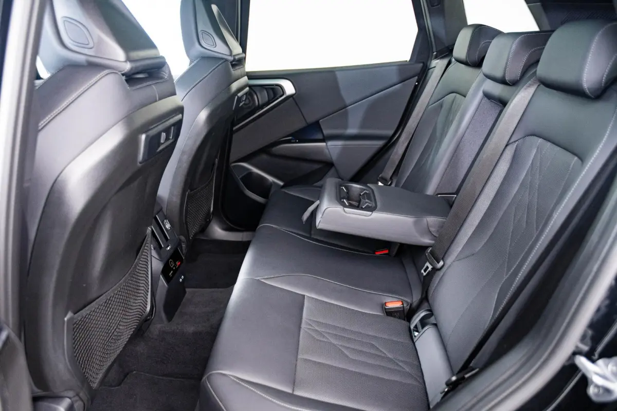30e xDrive M Sport - Trekhaak - Panoramadak - Premium Pack - Professional Pack - Sportstoelen - Parking/Driving Assistant Plus - Harman Kardon - Comfort Access - getinte Ruiten