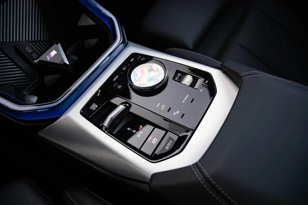 30e xDrive M Sport - Trekhaak - Panoramadak - Premium Pack - Professional Pack - Sportstoelen - Parking/Driving Assistant Plus - Harman Kardon - Comfort Access - getinte Ruiten