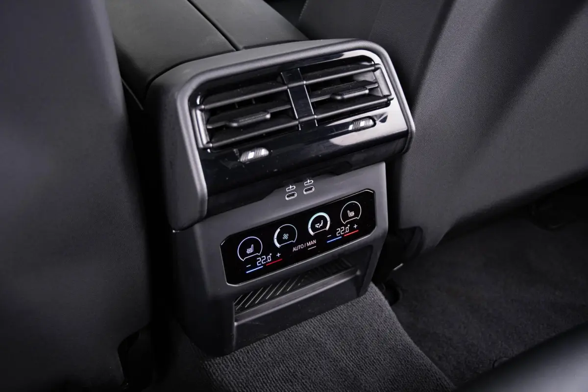 530e M Sport pro - Panoramadak - Driving Assistant Professional - head up - Stoelventilatie - stoelverwarming voor/achter - BMW Iconic Glow - Getinte Ruiten - Comfort Access - Active Guard -