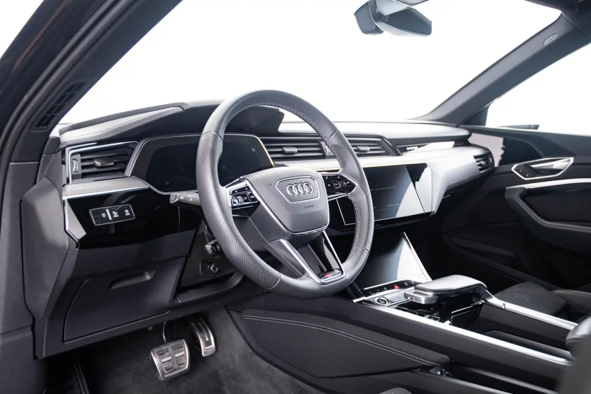 55 quattro S Edition 115 kWh Panoramadak - Adaptieve Cruise Control - Audi virtual mirrors - Stoelverwarming vóór - Elektrisch verstelbaar stuurwiel - Uitgebreide interieurvoorverwarming -