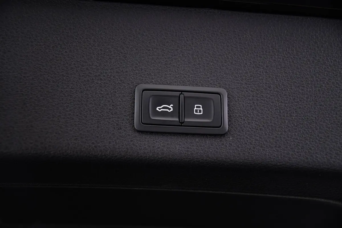 55 quattro S Edition 115 kWh Panoramadak - Adaptieve Cruise Control - Audi virtual mirrors - Stoelverwarming vóór - Elektrisch verstelbaar stuurwiel - Uitgebreide interieurvoorverwarming -