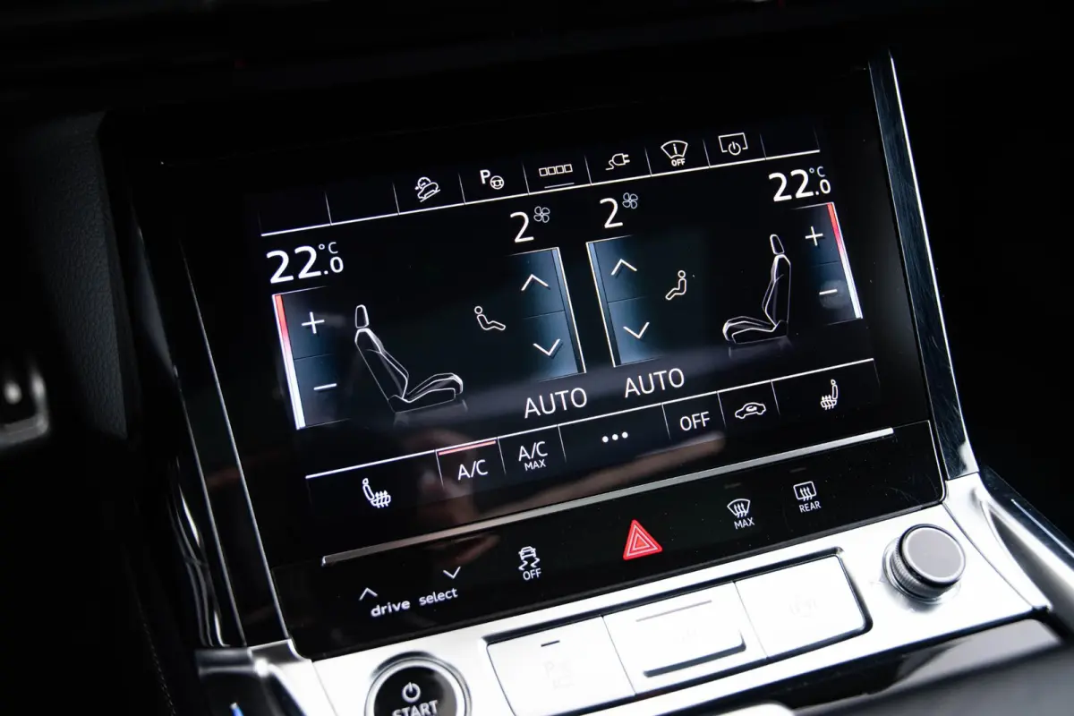 55 quattro S Edition 115 kWh Panoramadak - Adaptieve Cruise Control - Audi virtual mirrors - Stoelverwarming vóór - Elektrisch verstelbaar stuurwiel - Uitgebreide interieurvoorverwarming -