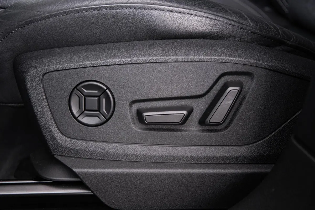 55 quattro S Edition 115 kWh Panoramadak - Adaptieve Cruise Control - Audi virtual mirrors - Stoelverwarming vóór - Elektrisch verstelbaar stuurwiel - Uitgebreide interieurvoorverwarming -