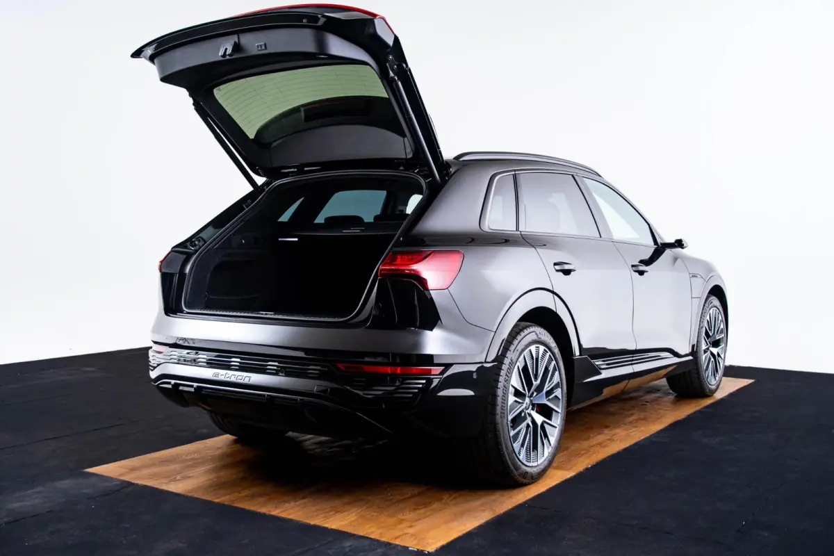 55 quattro S Edition 115 kWh Panoramadak - Adaptieve Cruise Control - Audi virtual mirrors - Stoelverwarming vóór - Elektrisch verstelbaar stuurwiel - Uitgebreide interieurvoorverwarming -