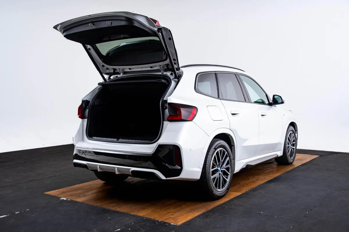eDrive20 67 kWh M Sport - Panoramadak - Driving Assistant Plus - Head up - Getinte ruiten - Comfort Access - Elektrisch verwarmde voorstoelen - sportstoelen - Grootlichtassistent -