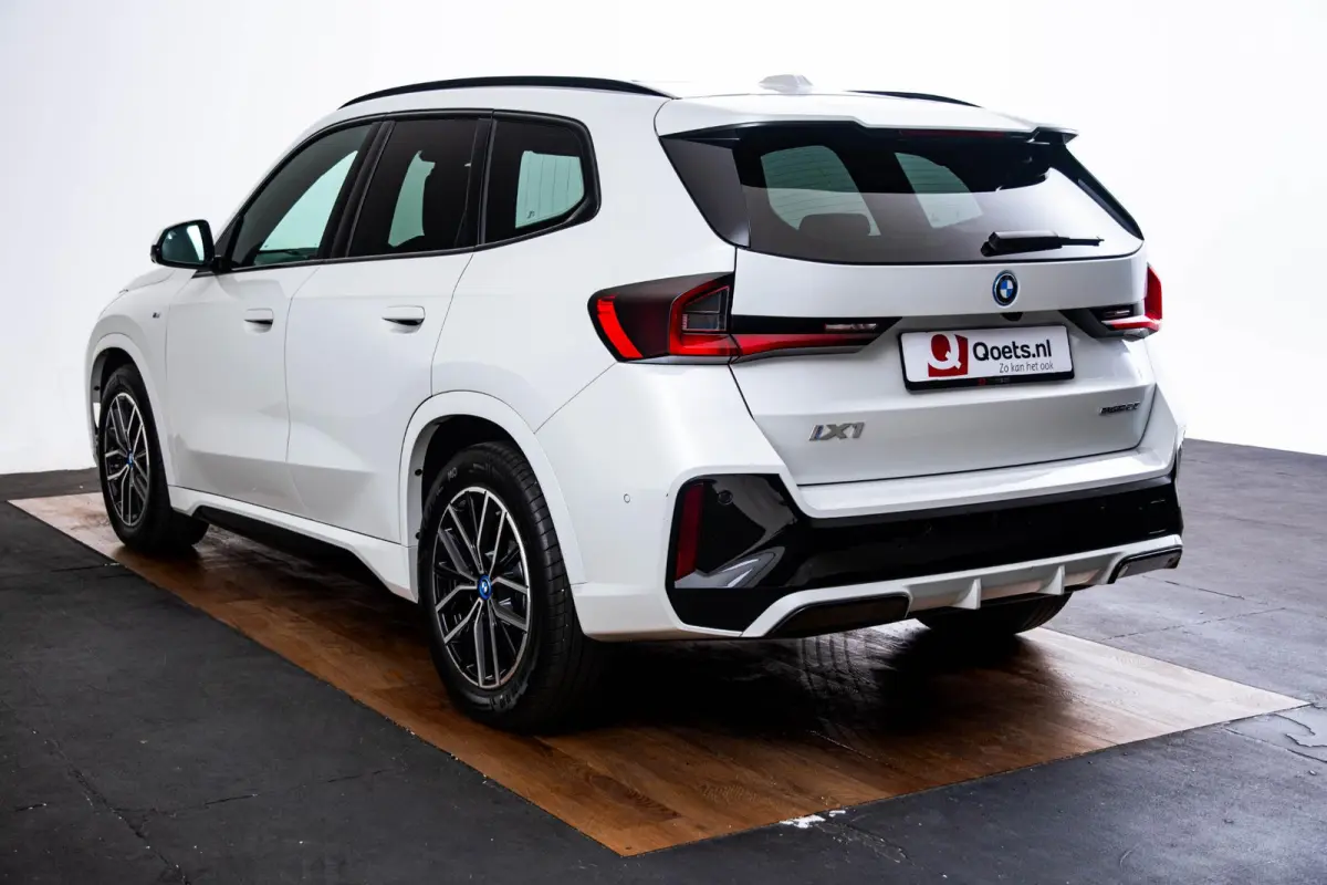 eDrive20 67 kWh M Sport - Panoramadak - Driving Assistant Plus - Head up - Getinte ruiten - Comfort Access - Elektrisch verwarmde voorstoelen - sportstoelen - Grootlichtassistent -