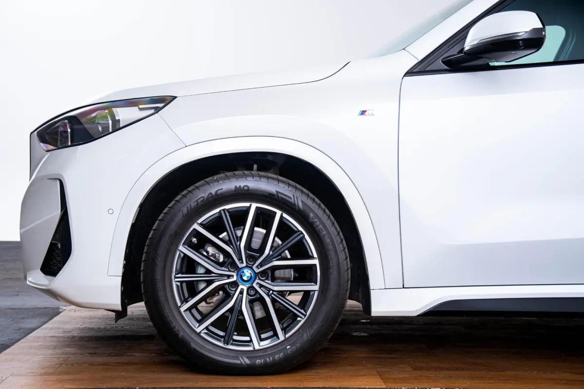 eDrive20 67 kWh M Sport - Panoramadak - Driving Assistant Plus - Head up - Getinte ruiten - Comfort Access - Elektrisch verwarmde voorstoelen - sportstoelen - Grootlichtassistent -