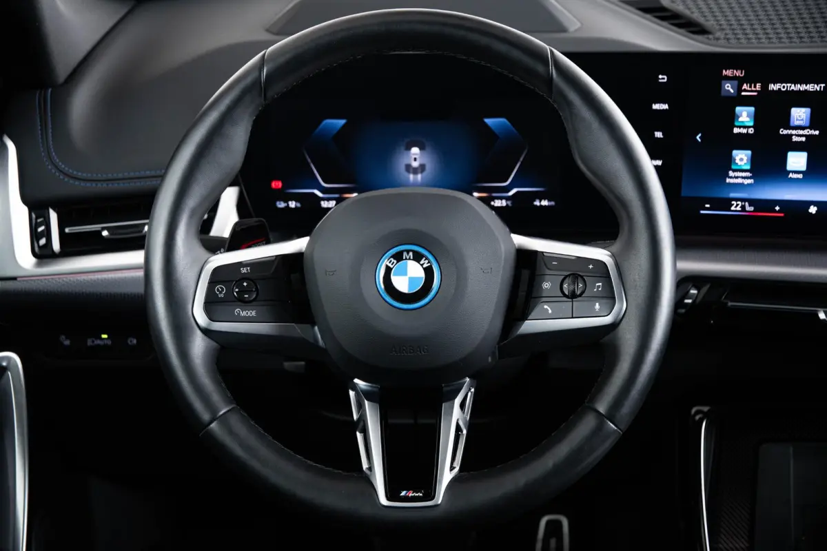 eDrive20 67 kWh M Sport - Panoramadak - Driving Assistant Plus - Head up - Getinte ruiten - Comfort Access - Elektrisch verwarmde voorstoelen - sportstoelen - Grootlichtassistent -