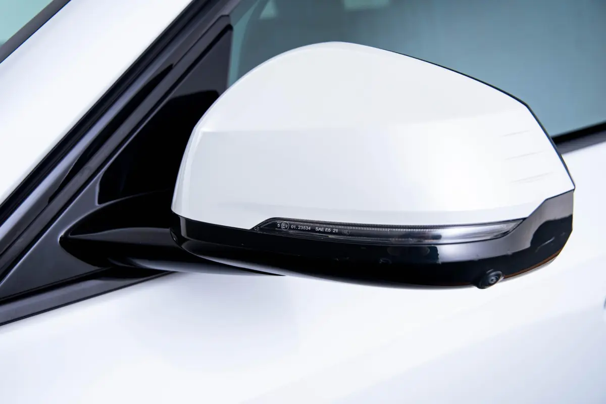 eDrive20 67 kWh M Sport - Panoramadak - Driving Assistant Plus - Head up - Getinte ruiten - Comfort Access - Elektrisch verwarmde voorstoelen - sportstoelen - Grootlichtassistent -