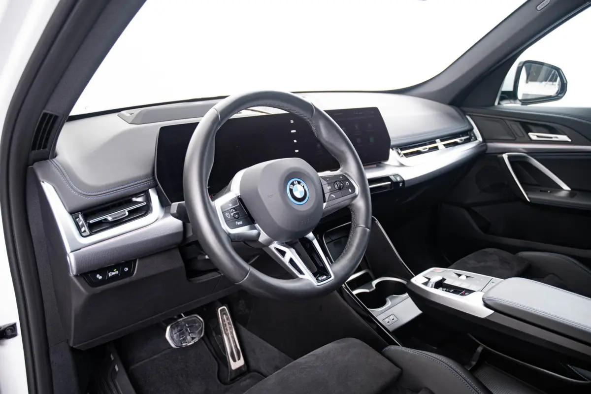 eDrive20 67 kWh M Sport - Panoramadak - Driving Assistant Plus - Head up - Getinte ruiten - Comfort Access - Elektrisch verwarmde voorstoelen - sportstoelen - Grootlichtassistent -