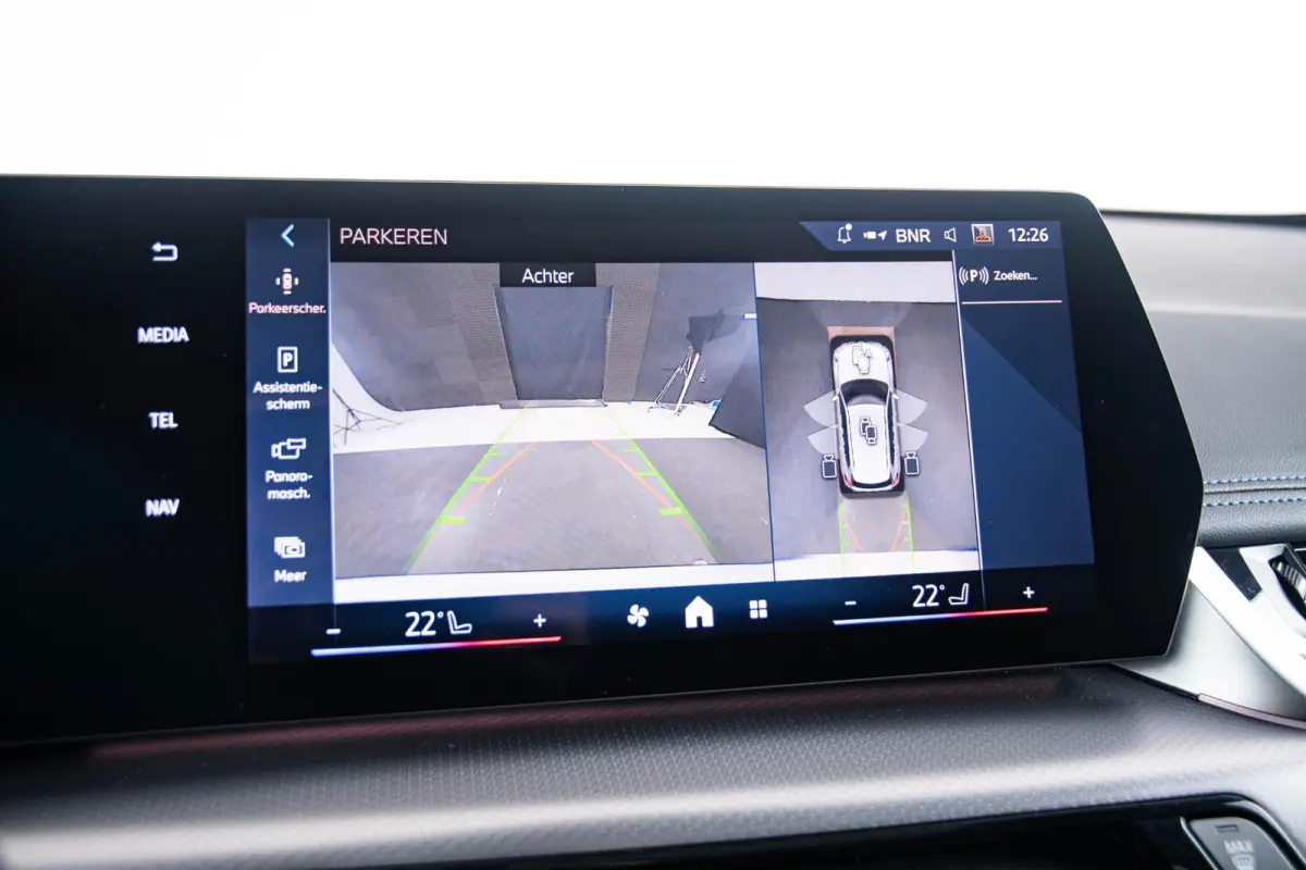 eDrive20 67 kWh M Sport - Panoramadak - Driving Assistant Plus - Head up - Getinte ruiten - Comfort Access - Elektrisch verwarmde voorstoelen - sportstoelen - Grootlichtassistent -