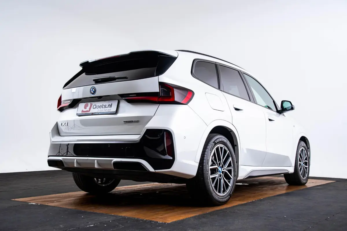 eDrive20 67 kWh M Sport - Panoramadak - Driving Assistant Plus - Head up - Getinte ruiten - Comfort Access - Elektrisch verwarmde voorstoelen - sportstoelen - Grootlichtassistent -