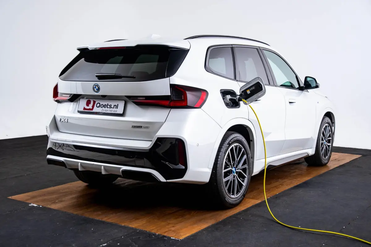 eDrive20 67 kWh M Sport - Panoramadak - Driving Assistant Plus - Head up - Getinte ruiten - Comfort Access - Elektrisch verwarmde voorstoelen - sportstoelen - Grootlichtassistent -