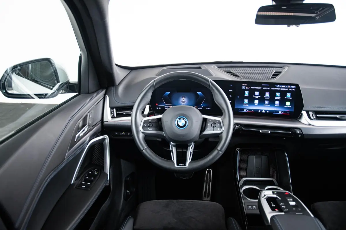 eDrive20 67 kWh M Sport - Panoramadak - Driving Assistant Plus - Head up - Getinte ruiten - Comfort Access - Elektrisch verwarmde voorstoelen - sportstoelen - Grootlichtassistent -