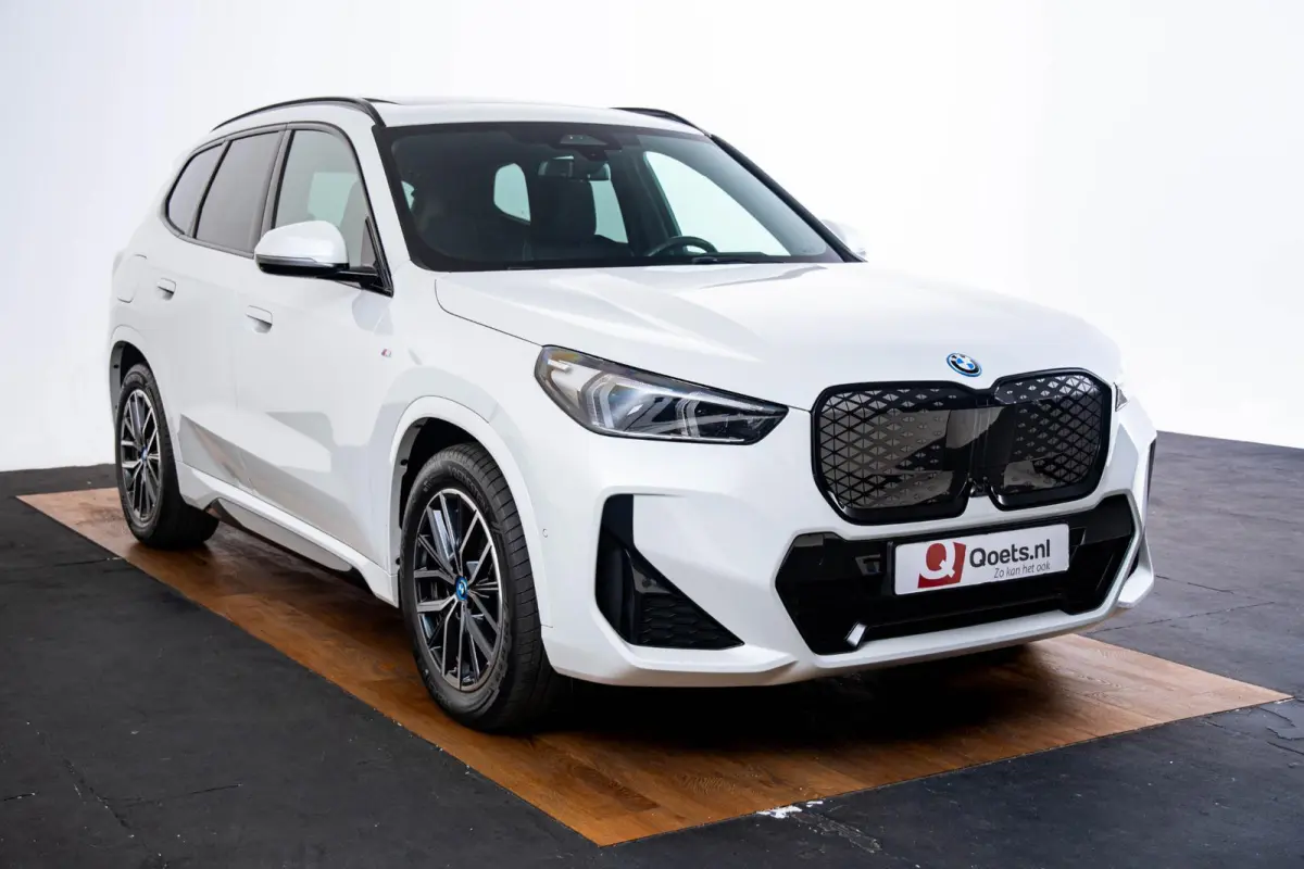 eDrive20 67 kWh M Sport - Panoramadak - Driving Assistant Plus - Head up - Getinte ruiten - Comfort Access - Elektrisch verwarmde voorstoelen - sportstoelen - Grootlichtassistent -