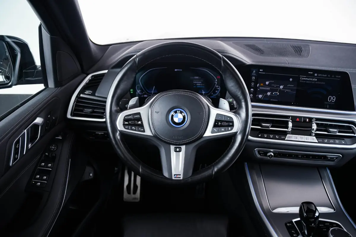 xDrive45e High Executive M-sport - Panoramadak - 21 inch - Comfortstoelen - Comfort Access - Parking Assistant - HiFi System