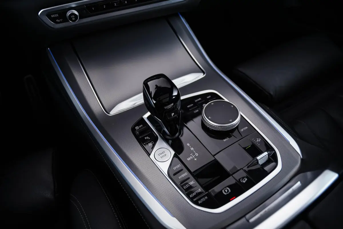 xDrive45e High Executive M-sport - Panoramadak - 21 inch - Comfortstoelen - Comfort Access - Parking Assistant - HiFi System