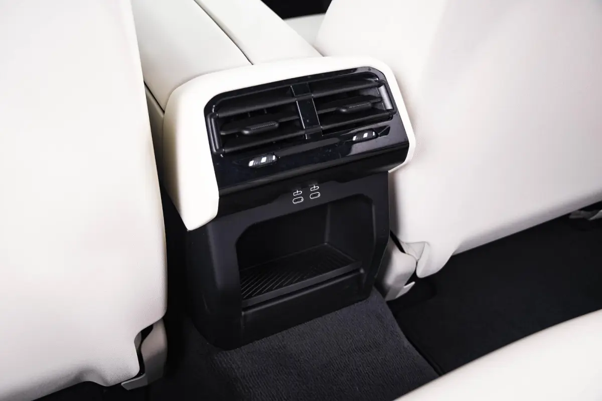 530e M-sport - Trekhaak - Harman Kardon - Driving Assistant Plus - Parking Assistant - 19 inch - Stuurwielverwarming - Stoelverwarming