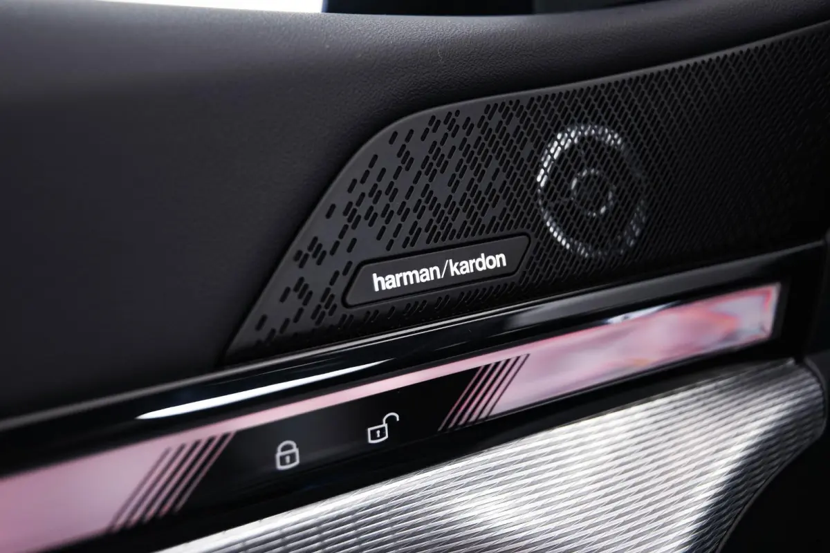 530e M-sport - Trekhaak - Harman Kardon - Driving Assistant Plus - Parking Assistant - 19 inch - Stuurwielverwarming - Stoelverwarming