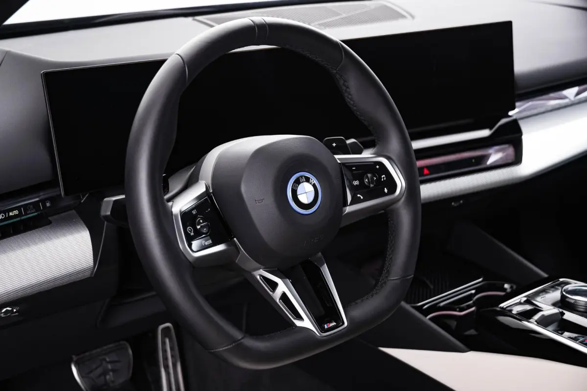 530e M-sport - Trekhaak - Harman Kardon - Driving Assistant Plus - Parking Assistant - 19 inch - Stuurwielverwarming - Stoelverwarming