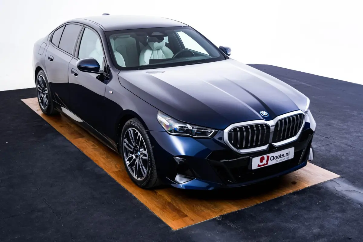 530e M-sport - Trekhaak - Harman Kardon - Driving Assistant Plus - Parking Assistant - 19 inch - Stuurwielverwarming - Stoelverwarming