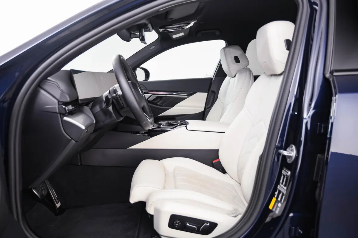 530e M-sport - Trekhaak - Harman Kardon - Driving Assistant Plus - Parking Assistant - 19 inch - Stuurwielverwarming - Stoelverwarming