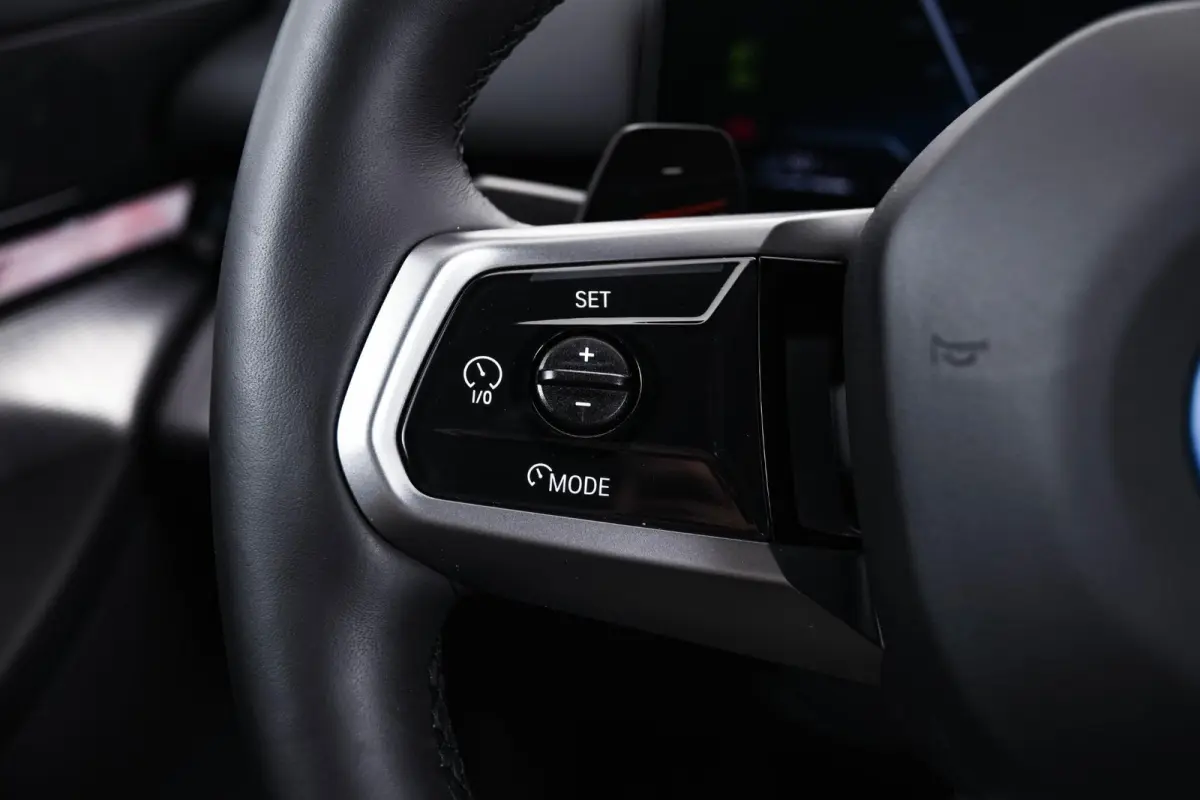530e M-sport - Trekhaak - Harman Kardon - Driving Assistant Plus - Parking Assistant - 19 inch - Stuurwielverwarming - Stoelverwarming