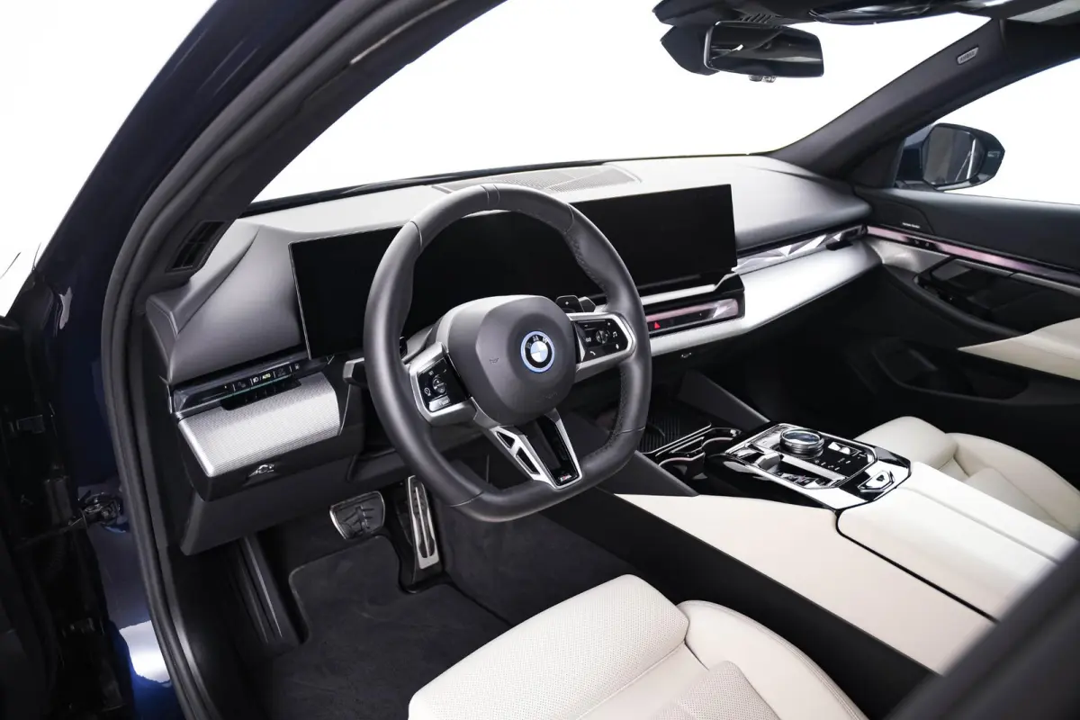 530e M-sport - Trekhaak - Harman Kardon - Driving Assistant Plus - Parking Assistant - 19 inch - Stuurwielverwarming - Stoelverwarming