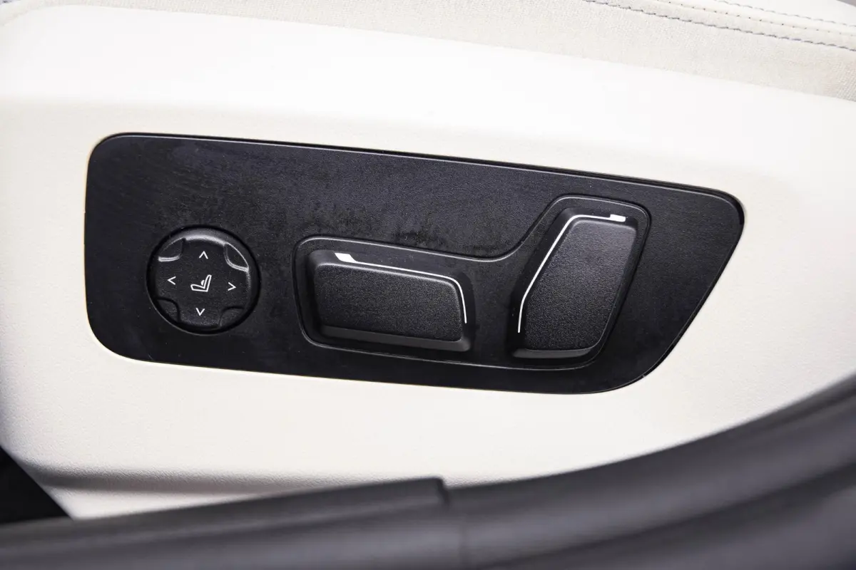 530e M-sport - Trekhaak - Harman Kardon - Driving Assistant Plus - Parking Assistant - 19 inch - Stuurwielverwarming - Stoelverwarming
