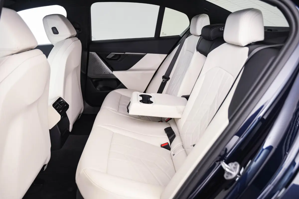 530e M-sport - Trekhaak - Harman Kardon - Driving Assistant Plus - Parking Assistant - 19 inch - Stuurwielverwarming - Stoelverwarming