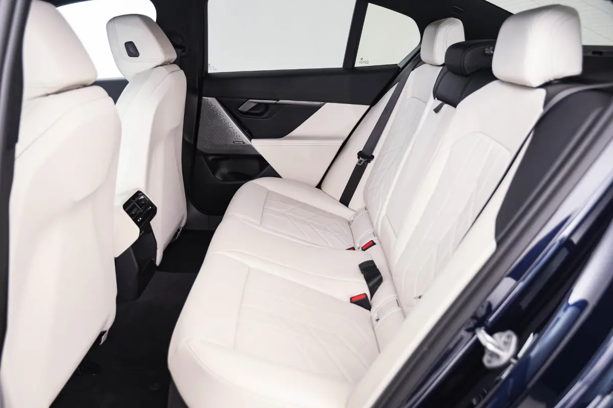 530e M-sport - Trekhaak - Harman Kardon - Driving Assistant Plus - Parking Assistant - 19 inch - Stuurwielverwarming - Stoelverwarming