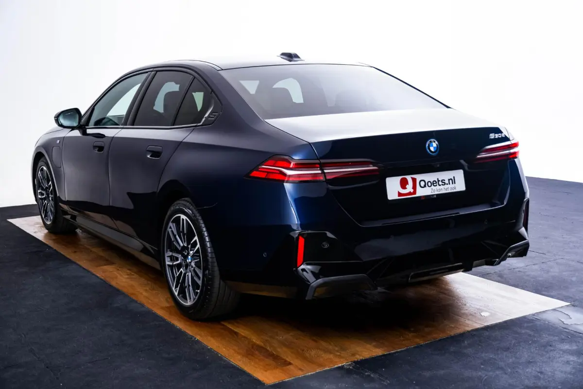 530e M-sport - Trekhaak - Harman Kardon - Driving Assistant Plus - Parking Assistant - 19 inch - Stuurwielverwarming - Stoelverwarming