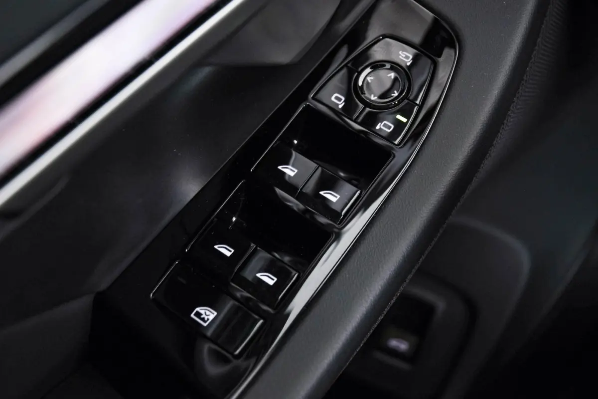 530e M-sport - Trekhaak - Harman Kardon - Driving Assistant Plus - Parking Assistant - 19 inch - Stuurwielverwarming - Stoelverwarming