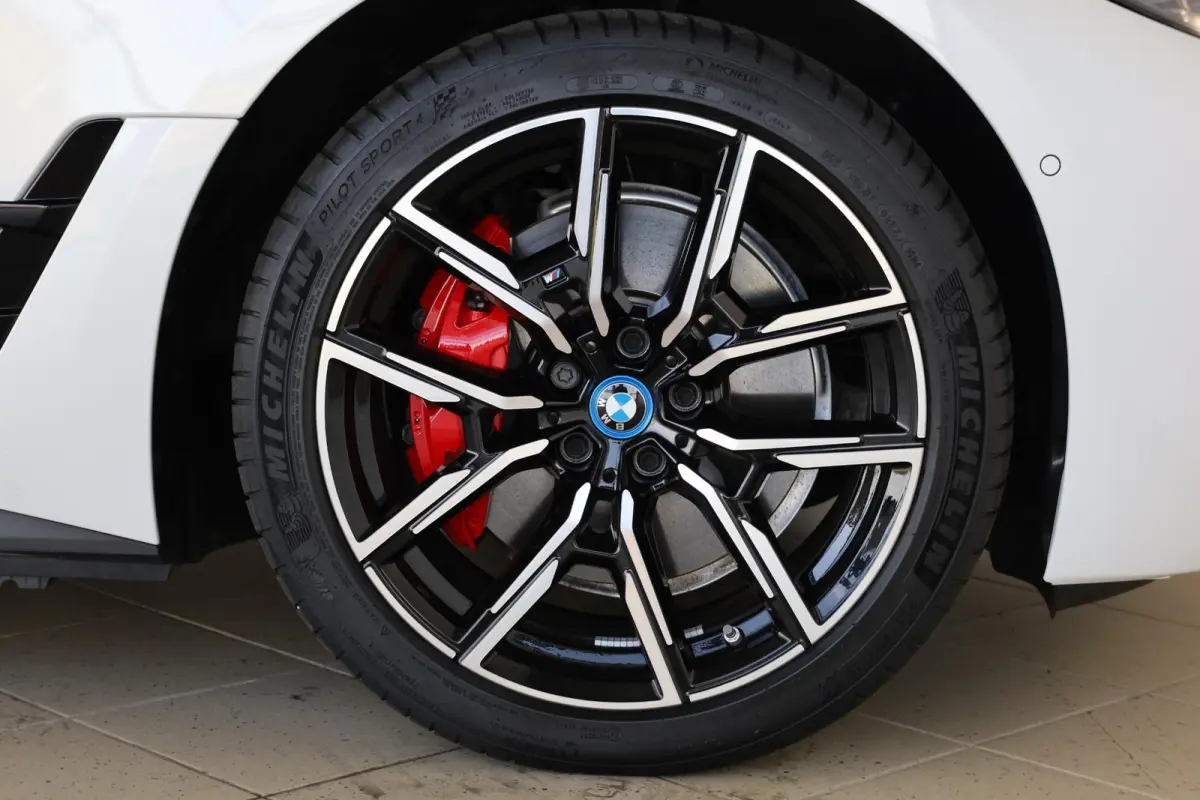 eDrive40 High Executive | M Sportpakket | SOH 99,1% | Schuif-/kanteldak | Adaptieve Cruise Control | HiFi