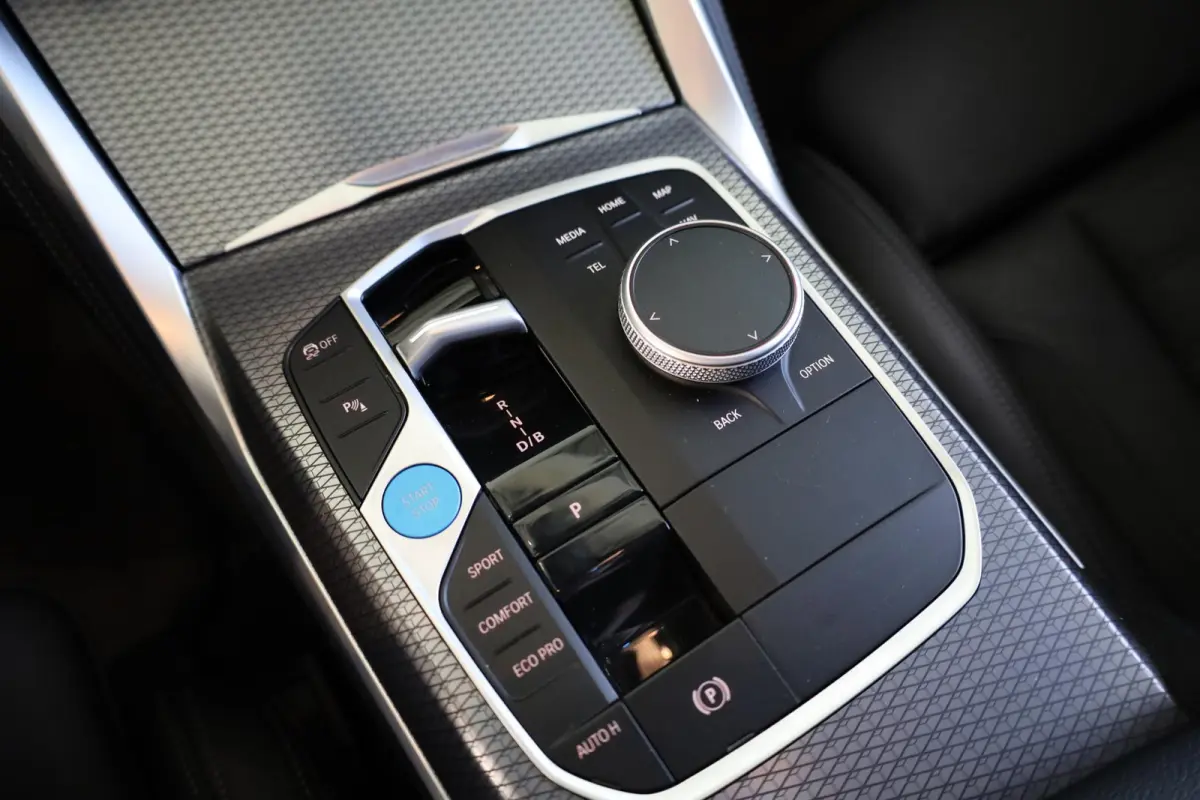 eDrive40 High Executive | M Sportpakket | SOH 99,1% | Schuif-/kanteldak | Adaptieve Cruise Control | HiFi