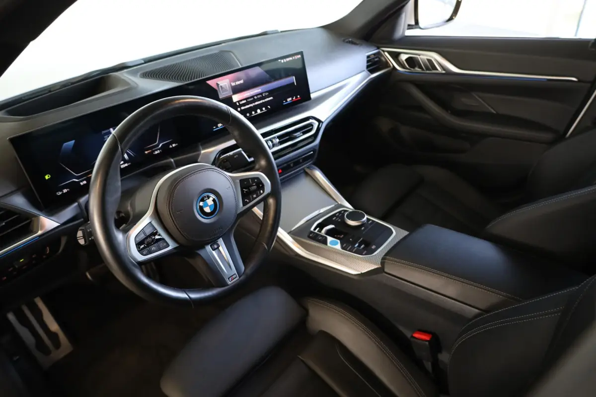eDrive40 High Executive | M Sportpakket | SOH 99,1% | Schuif-/kanteldak | Adaptieve Cruise Control | HiFi