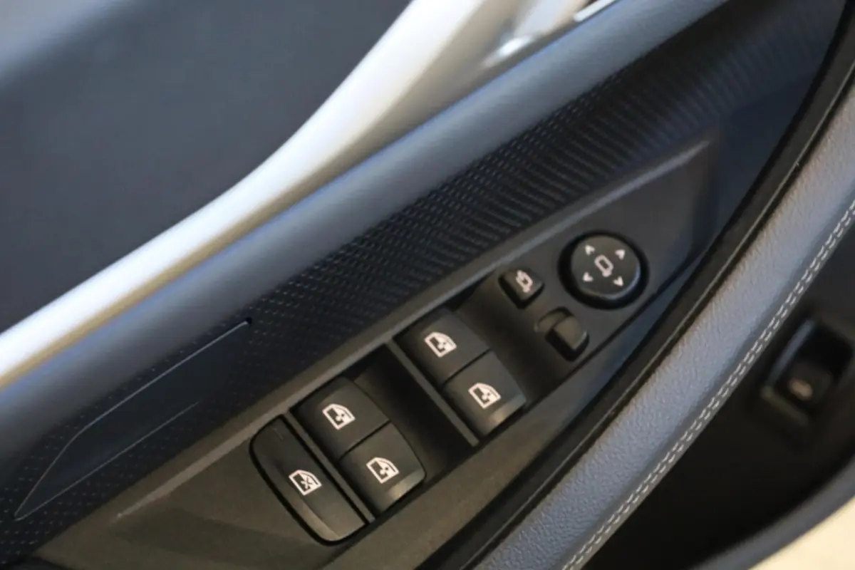 eDrive40 High Executive | M Sportpakket | SOH 99,1% | Schuif-/kanteldak | Adaptieve Cruise Control | HiFi