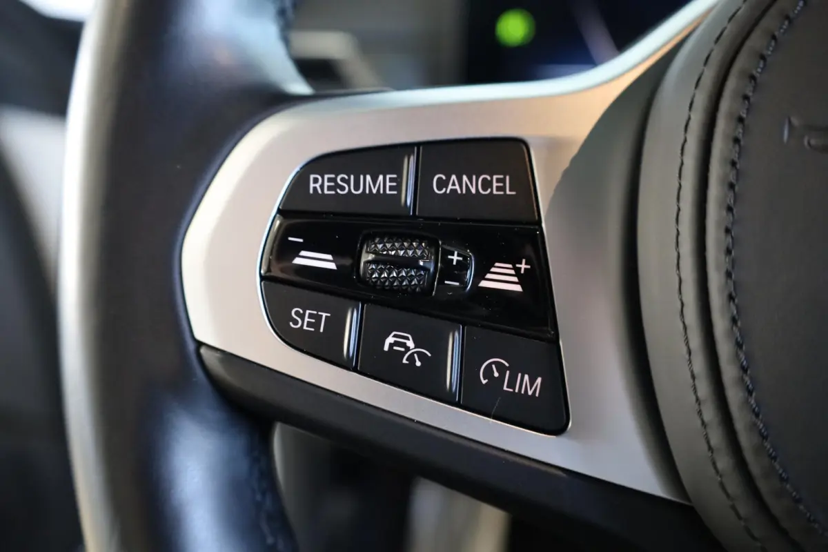 eDrive40 High Executive | M Sportpakket | SOH 99,1% | Schuif-/kanteldak | Adaptieve Cruise Control | HiFi