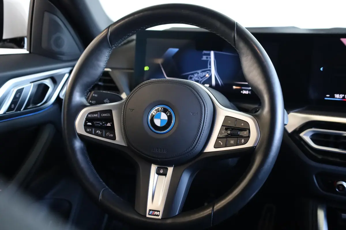 eDrive40 High Executive | M Sportpakket | SOH 99,1% | Schuif-/kanteldak | Adaptieve Cruise Control | HiFi