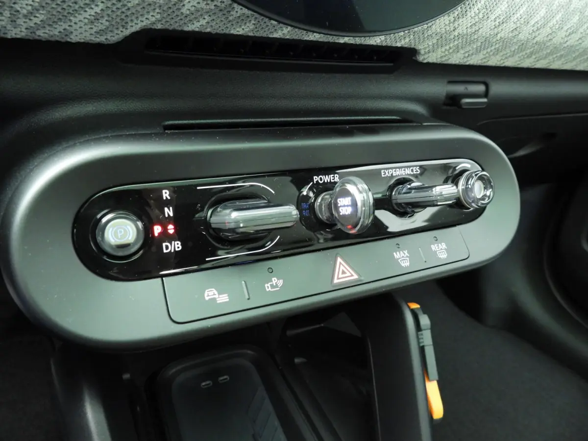 3-Deurs SE Favoured M 54.2 kWh Panoramadak | Comfort Access | Head-Up | Stoelverwarming | SOH 100%