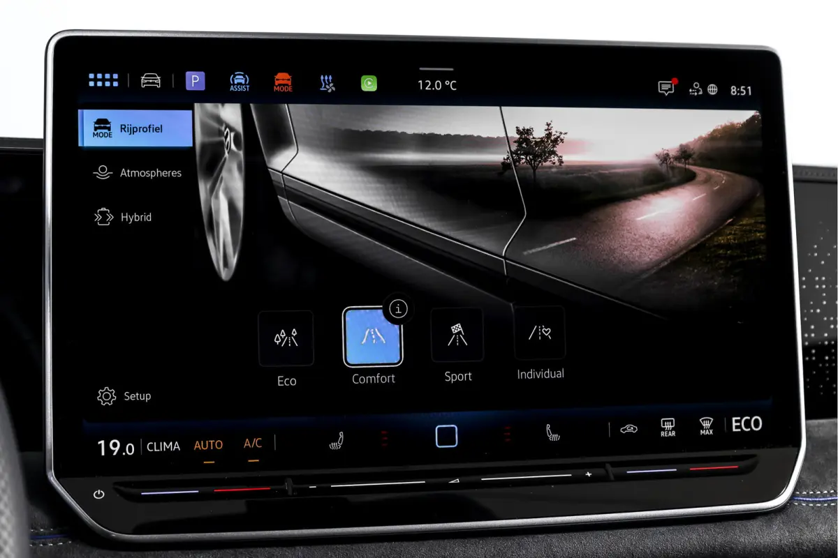 1.5 eHybrid 272PK R-Line Edition | Black Style | 15 inch Navi | Elek. Trekhaak | IQ Light | S/K-Panodak | Dig. Cockpit | Adapt. Cruise | Stoel-+Stuurverw. | 360 Camera | NAV + App. Connect |