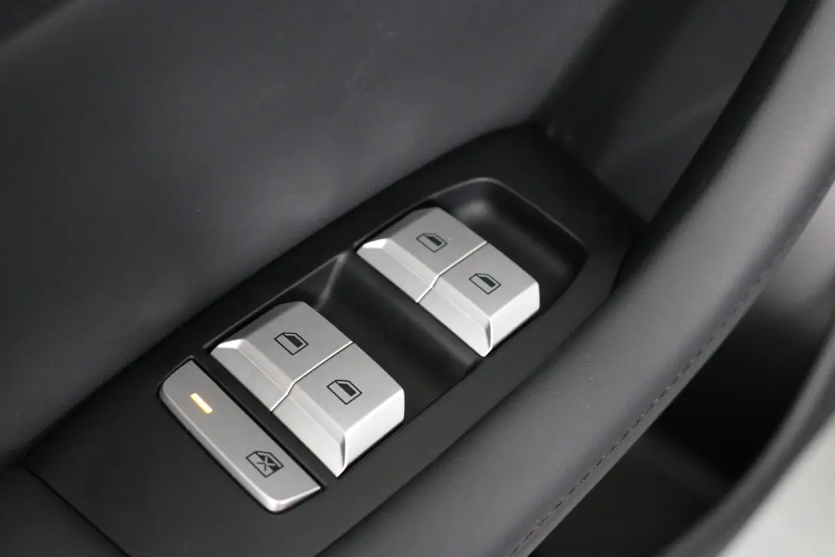 64 kWh Luxury | 360* Camera | 100% SOH | Adaptieve Cruise Control | Elektrische Achterklep | Warmtepomp | Stoel & Stuurverwarming |