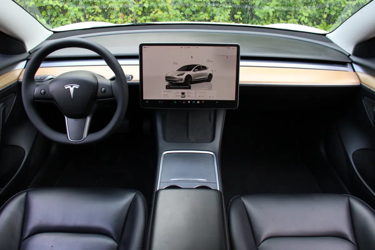 Standard RWD Plus 60 kWh | STOELVERWARMING | ALL SEASON | ELEKTR. STOEL INCL. MEMORY | PANORAMADAK | PARK SENS V+A | LEDER | CLIMA