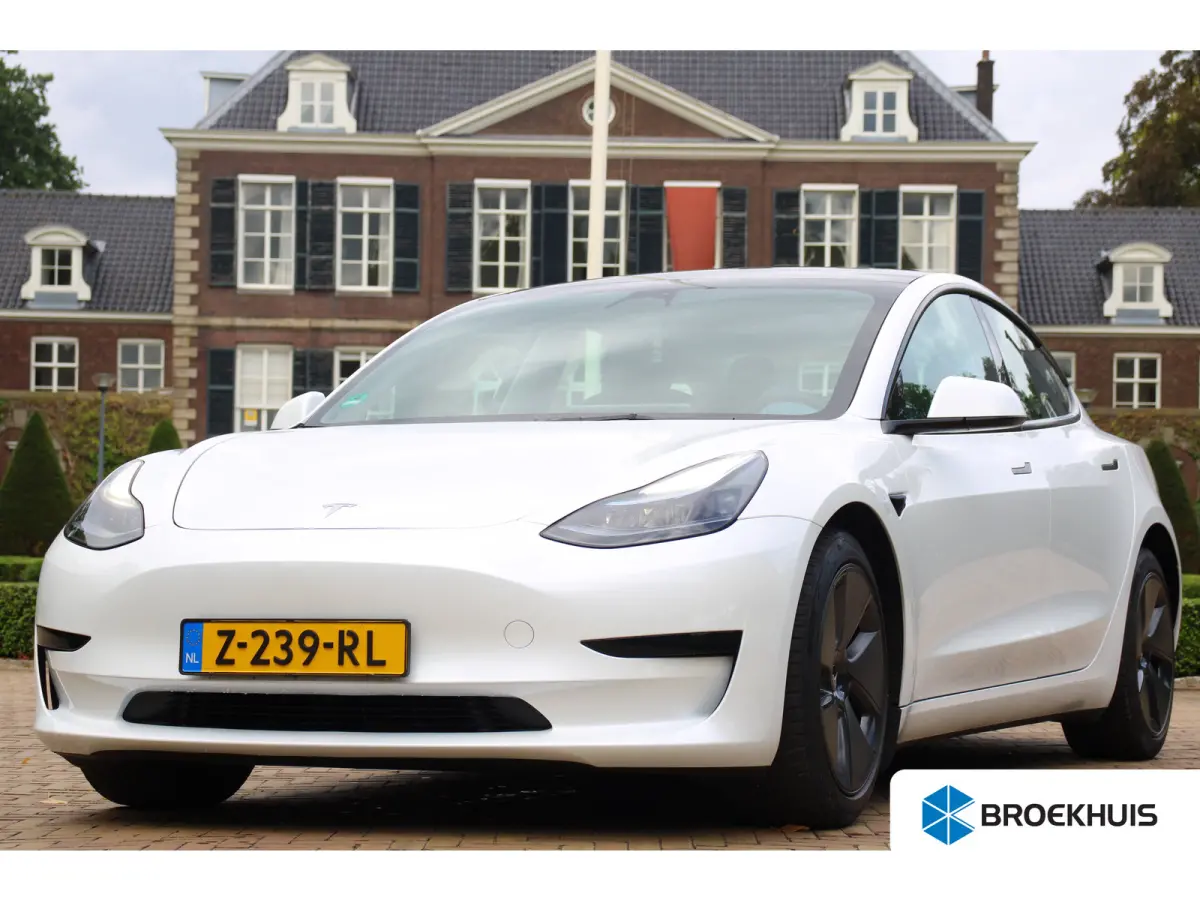 Standard RWD Plus 60 kWh | STOELVERWARMING | ALL SEASON | ELEKTR. STOEL INCL. MEMORY | PANORAMADAK | PARK SENS V+A | LEDER | CLIMA