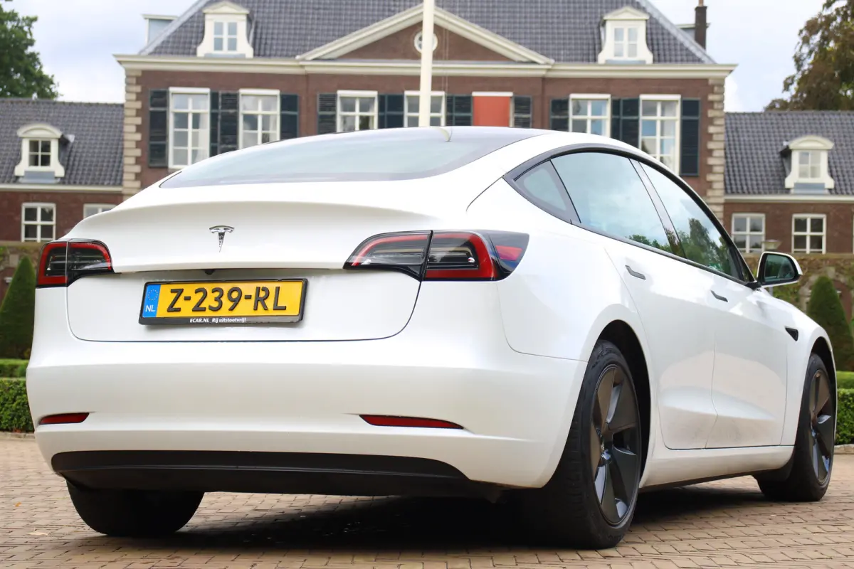 Standard RWD Plus 60 kWh | STOELVERWARMING | ALL SEASON | ELEKTR. STOEL INCL. MEMORY | PANORAMADAK | PARK SENS V+A | LEDER | CLIMA